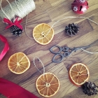 Weihnachtsdeko basteln: Getrocknete Orangenscheiben   
